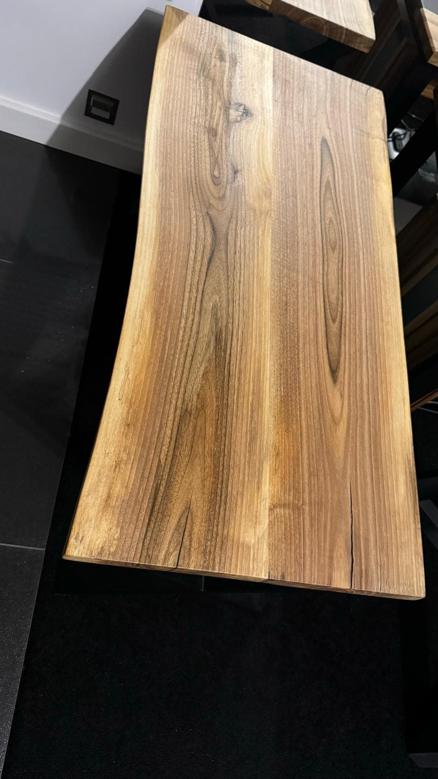 Ława live edge — detal usłojenia
