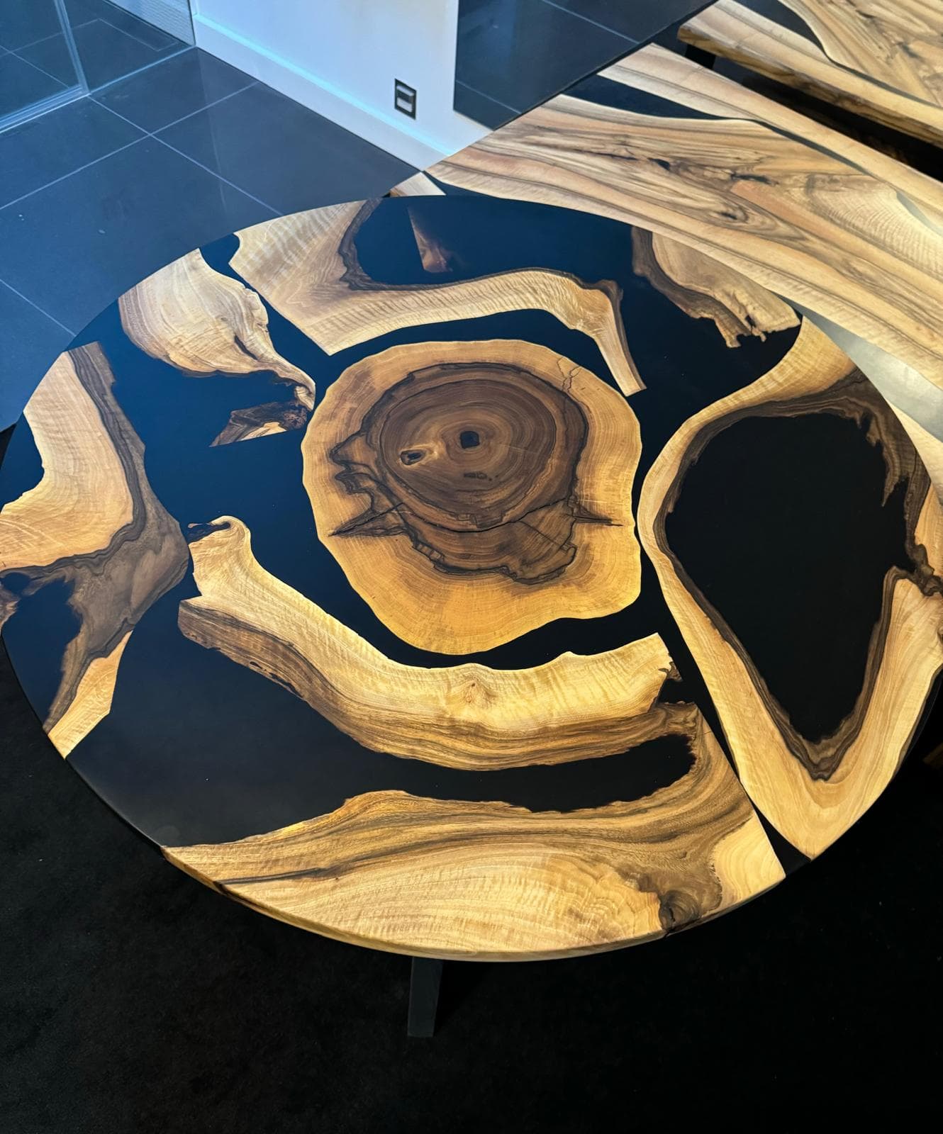 Stół river table w aranżacji salonu