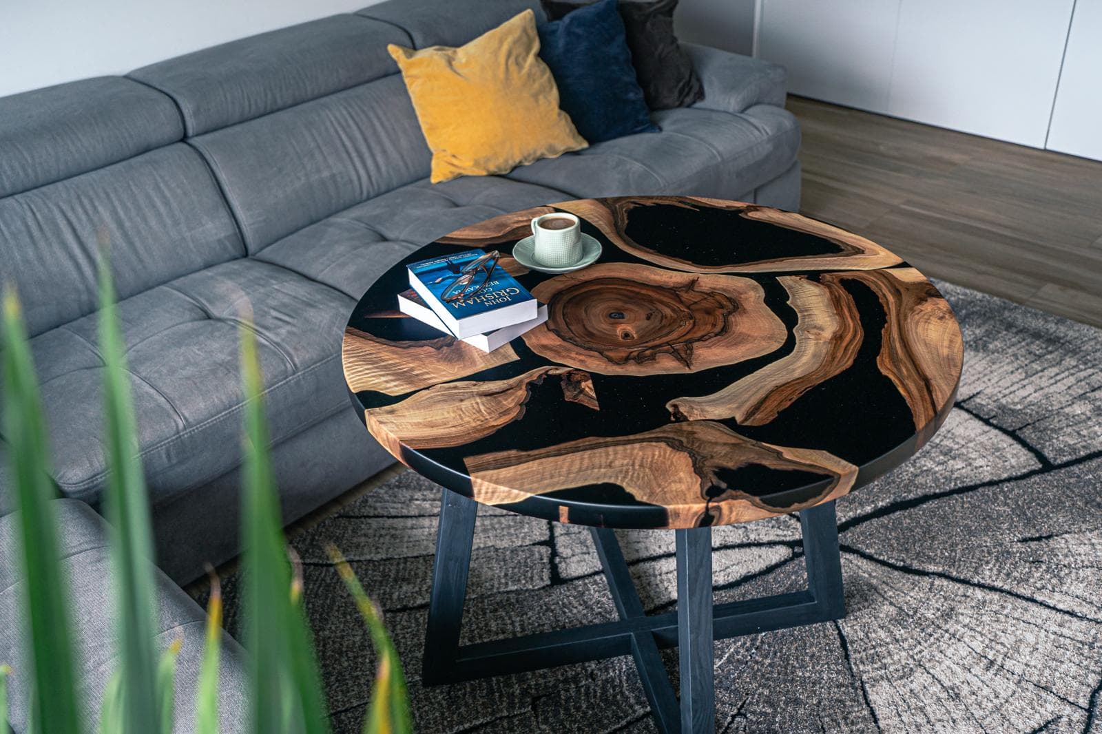 Detal żywicy — stół river table